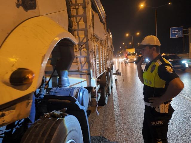 Bursa'da freni patlayan kamyon polisin yardımıyla durduruldu