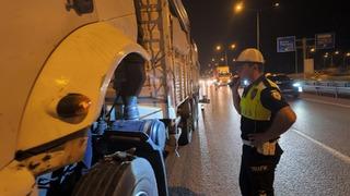 Bursa'da freni patlayan kamyon polisin yardımıyla durduruldu