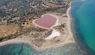 &Ccedil;anakkale'deki "Kalpli G&ouml;l" pembeye b&uuml;r&uuml;nd&uuml;