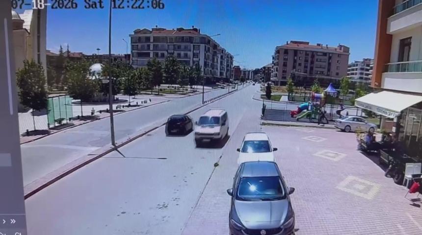 Minib&uuml;s&uuml;yle ters y&ouml;nde ilerledi! O anlar kamerada