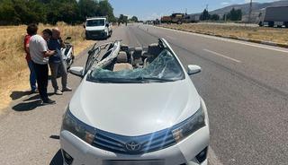 Sivas'ta bi&ccedil;erd&ouml;verle &ccedil;arpışan otomobildeki 3 kişi yaralandı
