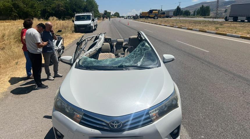 Sivas'ta bi&ccedil;erd&ouml;verle &ccedil;arpışan otomobildeki 3 kişi yaralandı