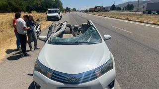 Sivas'ta biçerdöverle çarpışan otomobildeki 3 kişi yaralandı