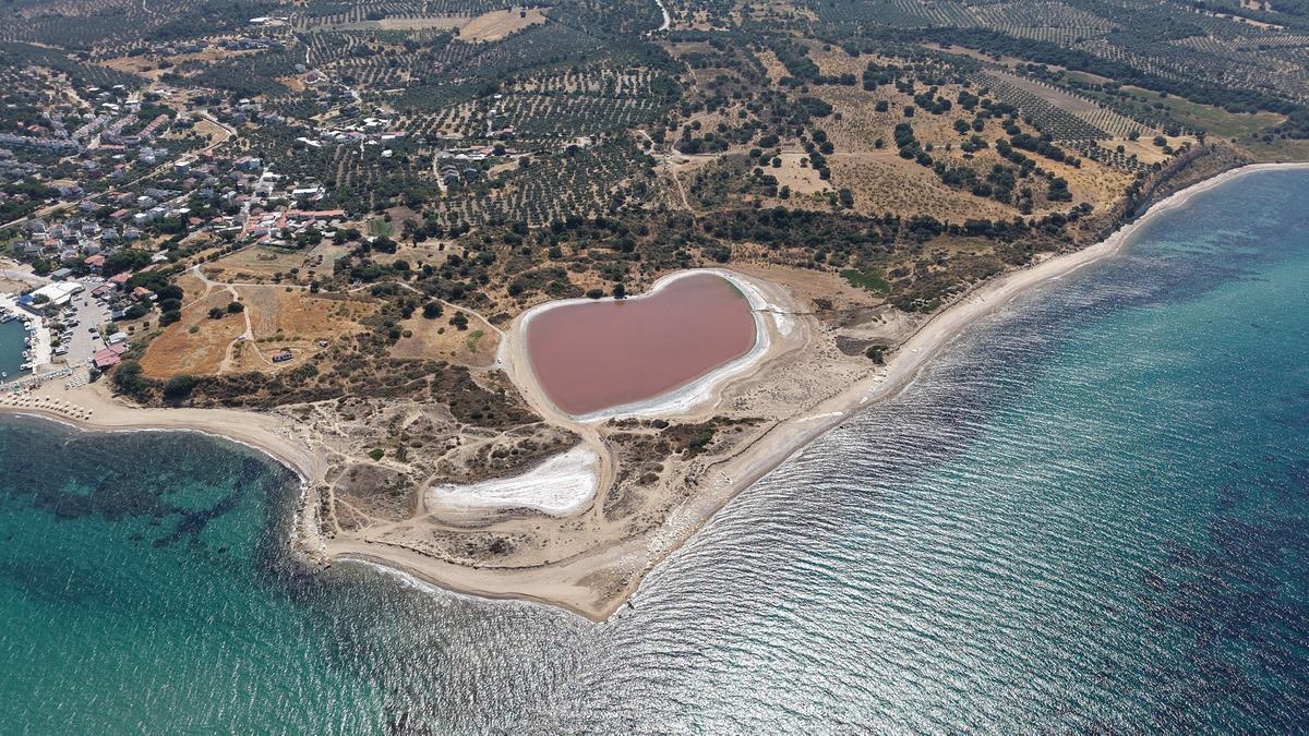 Dünyada sadece 8 tane var: 2 bin yıllık antik liman, pembe kalbe dönüştü 1