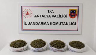 Antalya'da uyuşturucu operasyonu! 1 kilo 979 gram esrar ele ge&ccedil;irildi