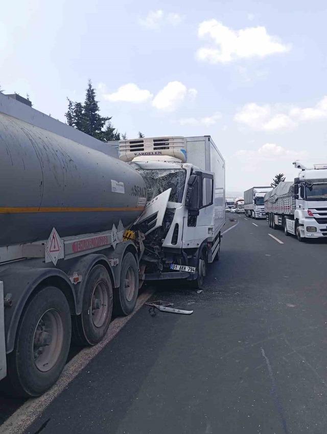 Osmaniye’de tankere arkadan çarpan tırda 2 kişi yaralandı 3