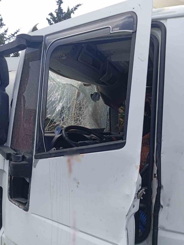 Osmaniye’de tankere arkadan çarpan tırda 2 kişi yaralandı 1