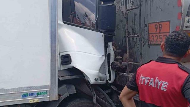 Osmaniye’de tankere arkadan çarpan tırda 2 kişi yaralandı