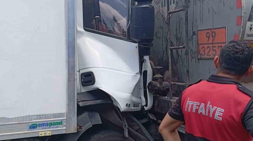 Osmaniye&rsquo;de tankere arkadan &ccedil;arpan tırda 2 kişi yaralandı