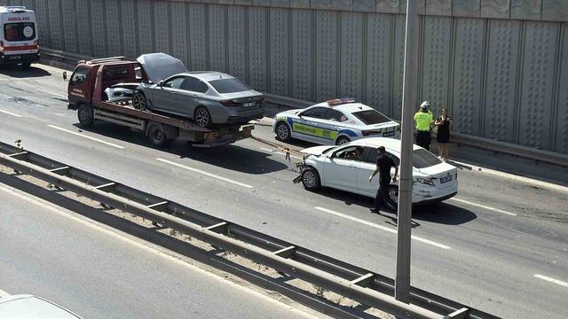 Çevre Yolu’nda 3 aracın karıştığı zincirleme kaza: 2 yaralı 1