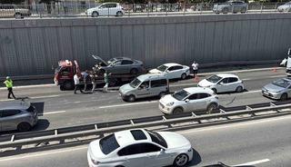 &Ccedil;evre Yolu&rsquo;nda 3 aracın karıştığı zincirleme kaza: 2 yaralı
