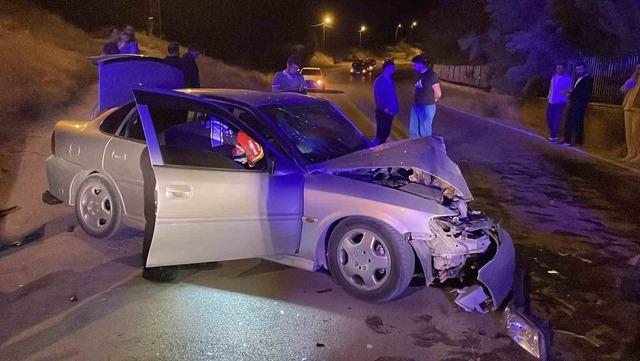 Sivas’ta gece saatlerine iki otomobilin çarpıştığı kazada 1 kişi öldü, 5 kişi yaralandı 1