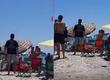 &Ccedil;eşme'de 'şemsiye' kavgası! Ortalık savaş alanına d&ouml;nd&uuml;: O anlar kamerada