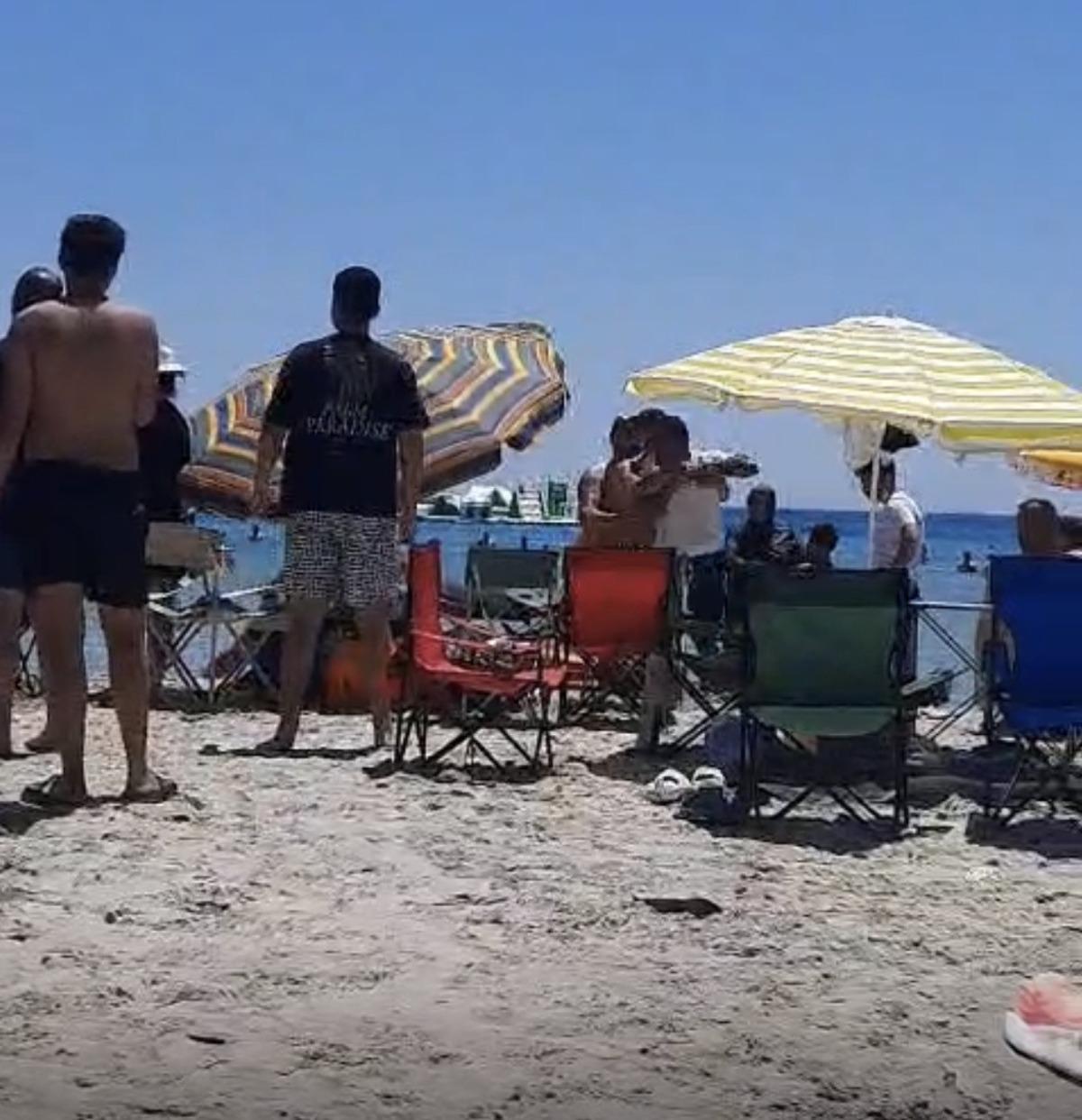 Çeşme de şemsiye kavgası! Ortalık savaş alanına döndü: O anlar kamerada 1