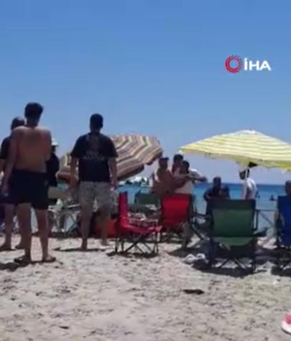 Çeşme de şemsiye kavgası! Ortalık savaş alanına döndü: O anlar kamerada 2