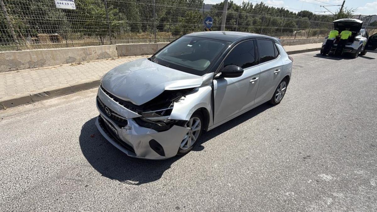 İki aracın çarpıştığı kaza sonrası polise zorluk çıkaran şahsa işlem yapıldı 1