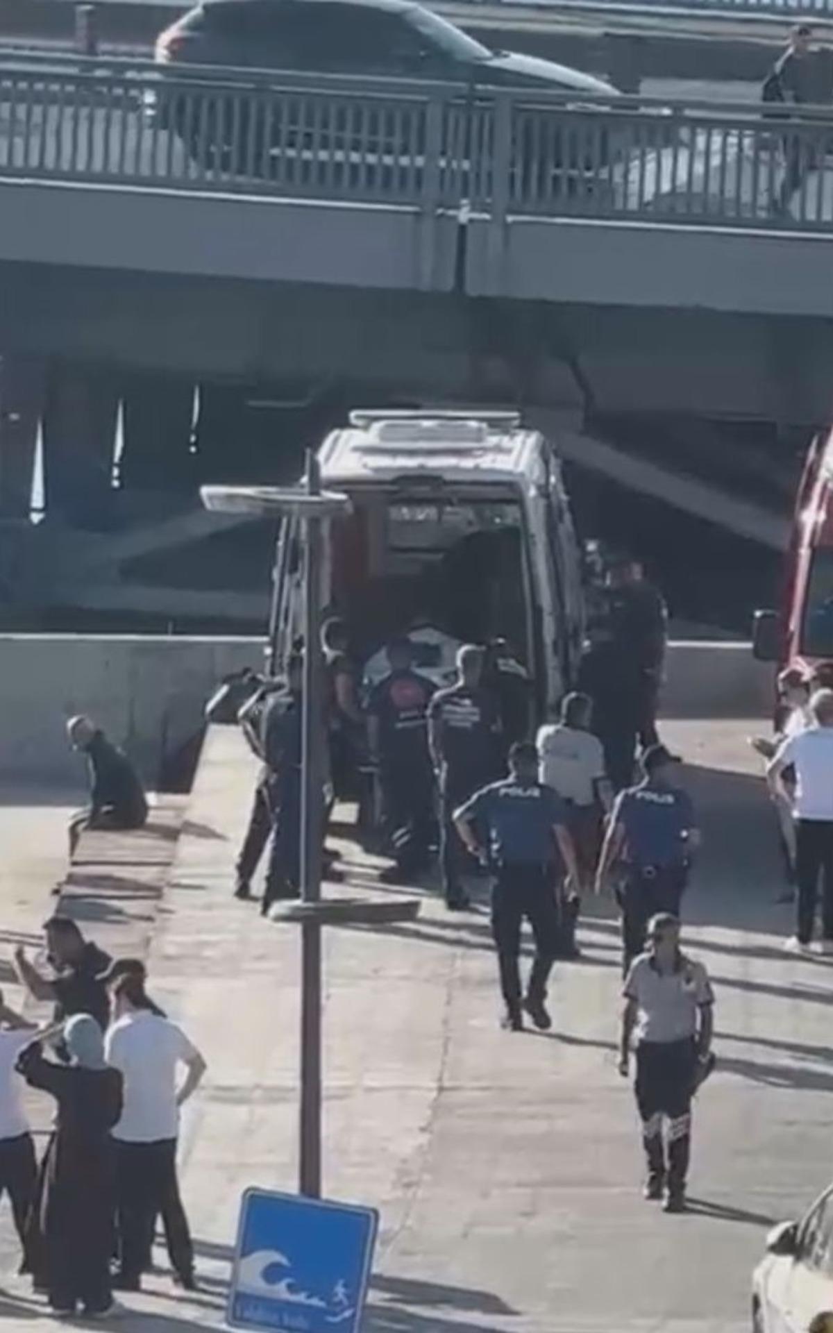 Tur teknesi köprüye çarptı, personel teknenin altında kaldı! Korkunç anlar kamerada 3