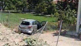 Zincirleme kazada otomobil enstit&uuml;n&uuml;n bah&ccedil;esine d&uuml;şt&uuml;: 3 yaralı
