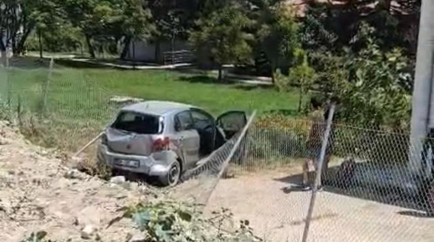 Zincirleme kazada otomobil enstit&uuml;n&uuml;n bah&ccedil;esine d&uuml;şt&uuml;: 3 yaralı