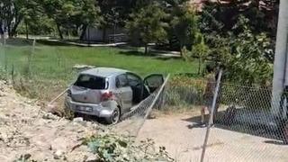 Zincirleme kazada otomobil enstitünün bahçesine düştü: 3 yaralı