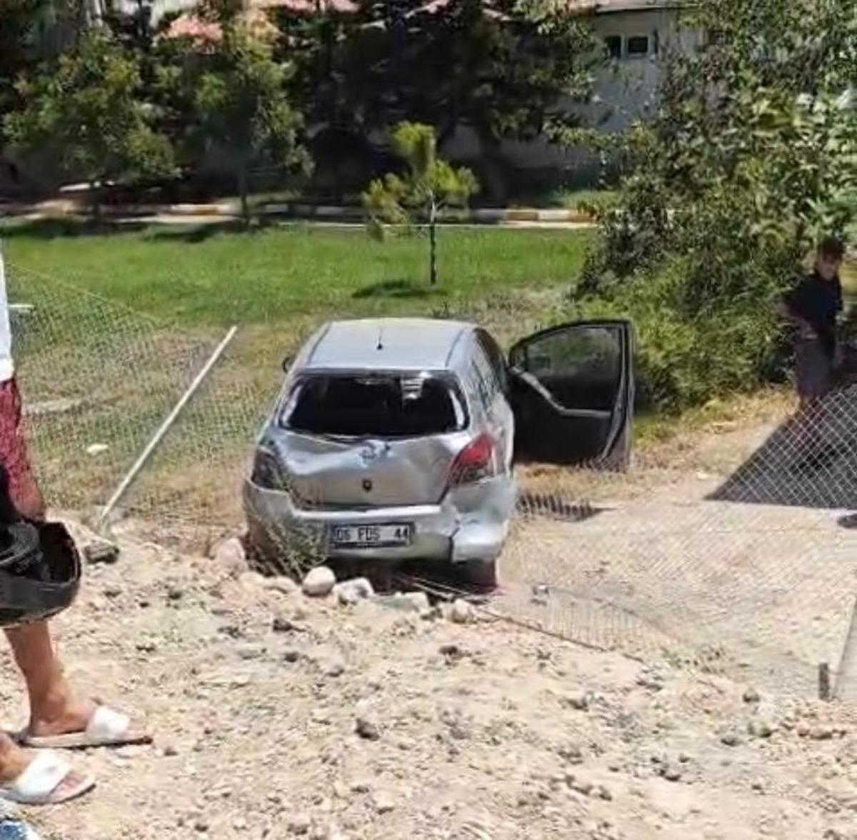 Zincirleme kazada otomobil enstitünün bahçesine düştü: 3 yaralı 2