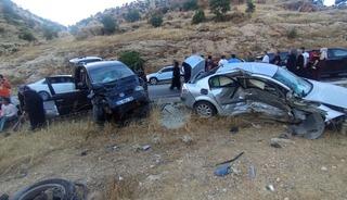 Mardin&rsquo;de iki otomobil &ccedil;arpıştı: 9 yaralı