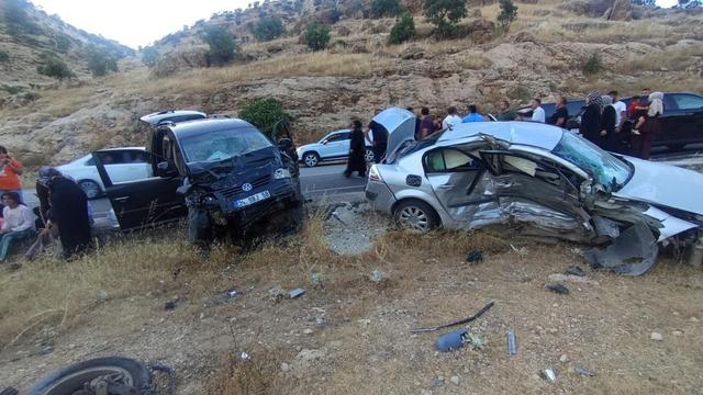 Mardin’de iki otomobil çarpıştı: 9 yaralı