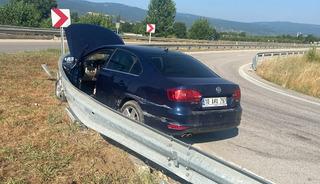 Navigasyon yanlış y&ouml;nlendirdi bariyerlere &ccedil;arptı: 1 yaralı