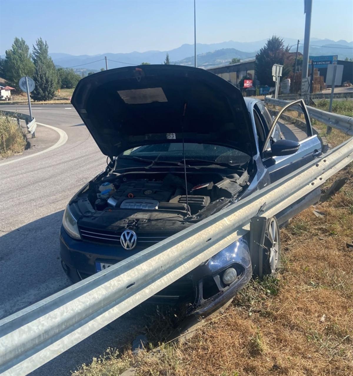 Navigasyon yanlış yönlendirdi, otomobil bariyerlere çarptı: 1 yaralı 1
