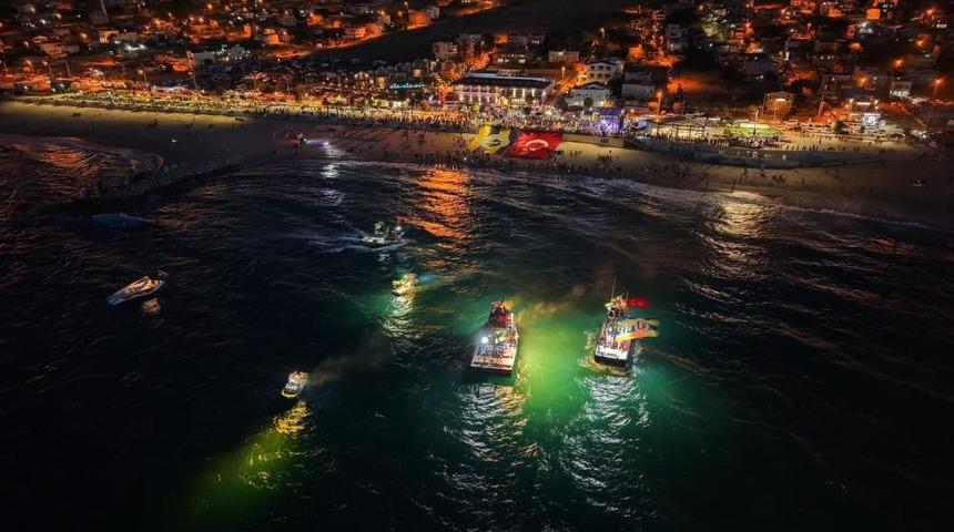 Karaburun sahili sarı-lacivert renklere b&uuml;r&uuml;nd&uuml;