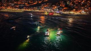 Karaburun sahili sarı-lacivert renklere büründü