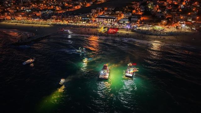 Karaburun sahili sarı-lacivert renklere büründü