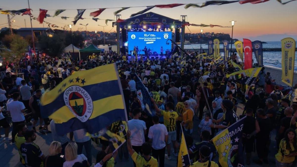 Karaburun sahili sarı-lacivert renklere büründü 1