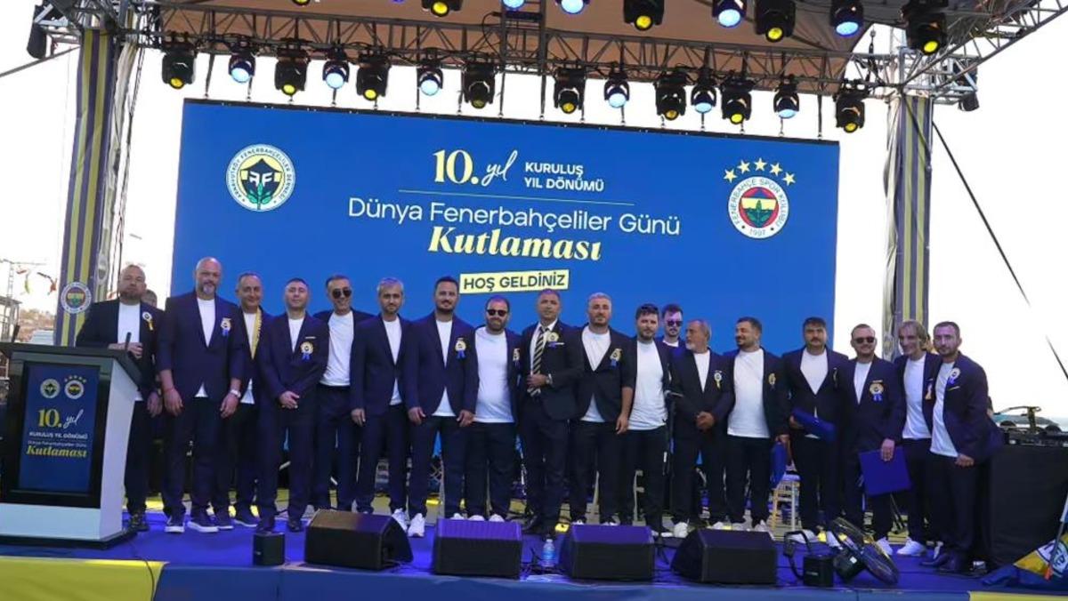 Karaburun sahili sarı-lacivert renklere büründü 2