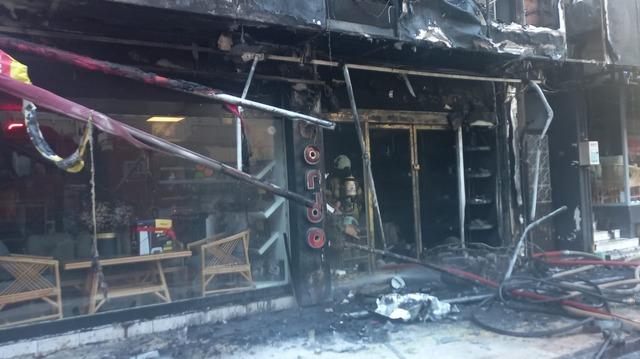 İzmir de iş yerinde çıkan yangın hasara neden oldu 3