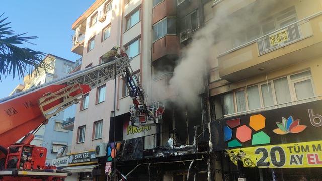 İzmir'de iş yerinde çıkan yangın hasara neden oldu