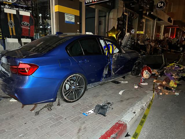 Uşak ta otomobilin aydınlatma direğine ve kaldırımdaki yayalara çarpması sonucu 4 kişi yaralandı 5