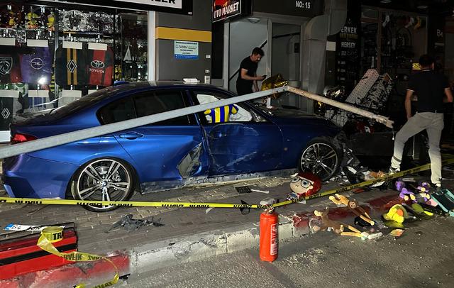Uşak ta otomobilin aydınlatma direğine ve kaldırımdaki yayalara çarpması sonucu 4 kişi yaralandı 4