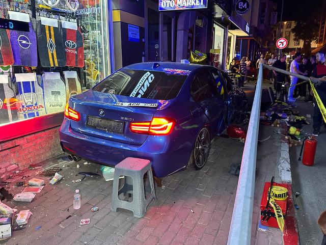 Uşak ta otomobilin aydınlatma direğine ve kaldırımdaki yayalara çarpması sonucu 4 kişi yaralandı 3