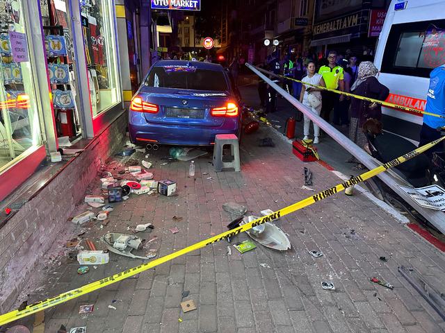 Uşak ta otomobilin aydınlatma direğine ve kaldırımdaki yayalara çarpması sonucu 4 kişi yaralandı 2