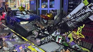 Uşak'ta otomobilin aydınlatma direğine ve kaldırımdaki yayalara çarpması sonucu 4 kişi yaralandı