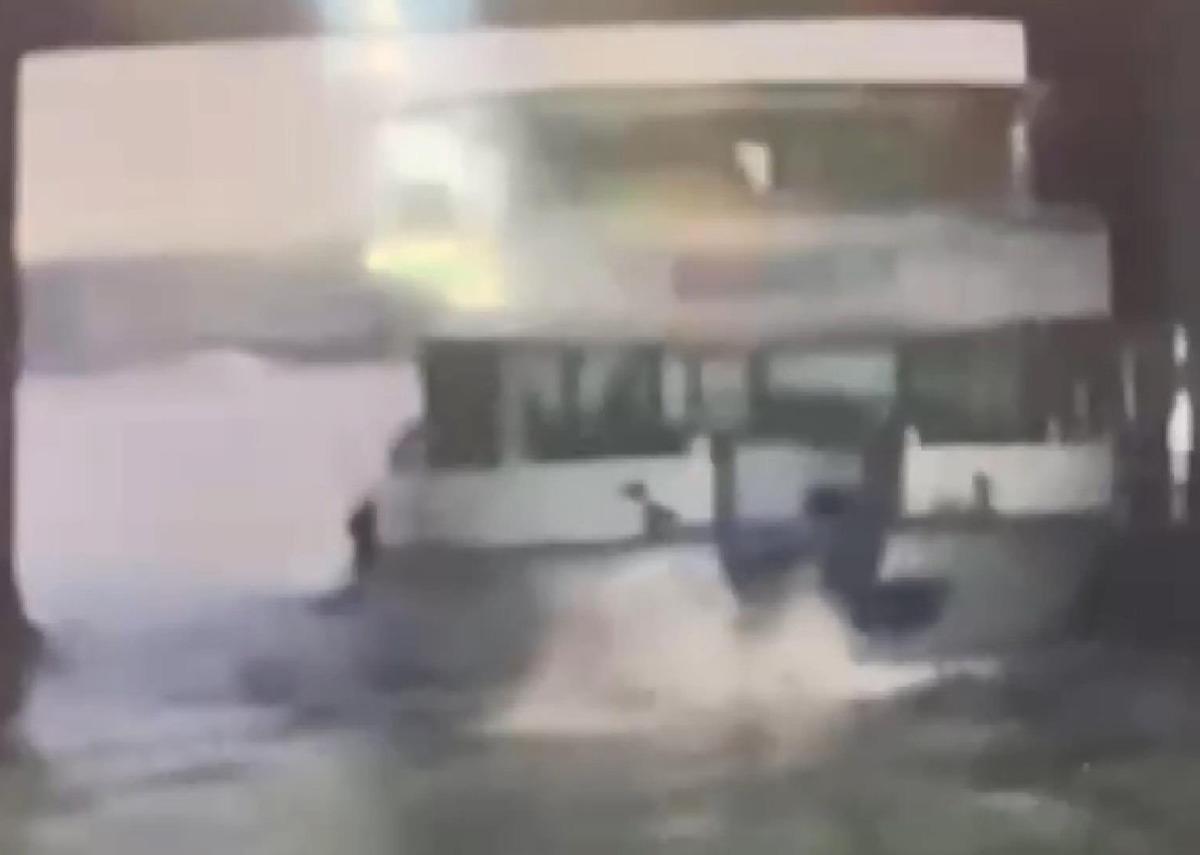 Tur teknesi köprüye çarptı, personel teknenin altında kaldı! Korkunç anlar kamerada 2