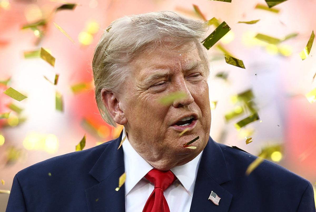 Kupa törenine damga vurdu! Trump ı kolundan çekti ama işe yaramadı 1