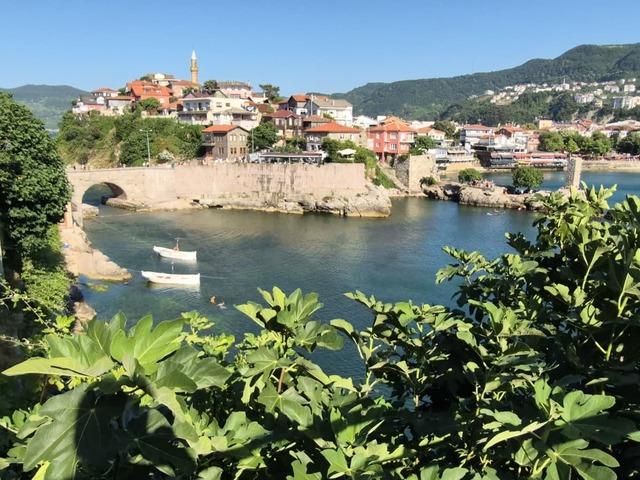 Turist akınına uğradı! N&uuml;fusunun 16 katını ağırladı