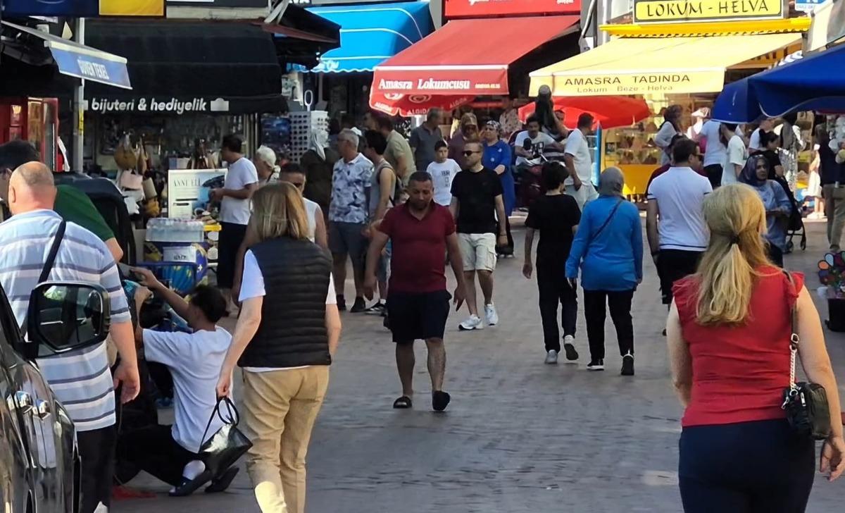 Turist akınına uğradı! Nüfusunun 16 katını ağırladı 1