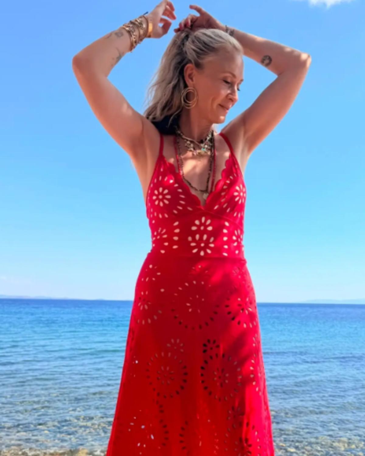 Ceyda Düvenci den tatil pozları! Fit haliyle tüm dikkatleri üzerine çekti 1