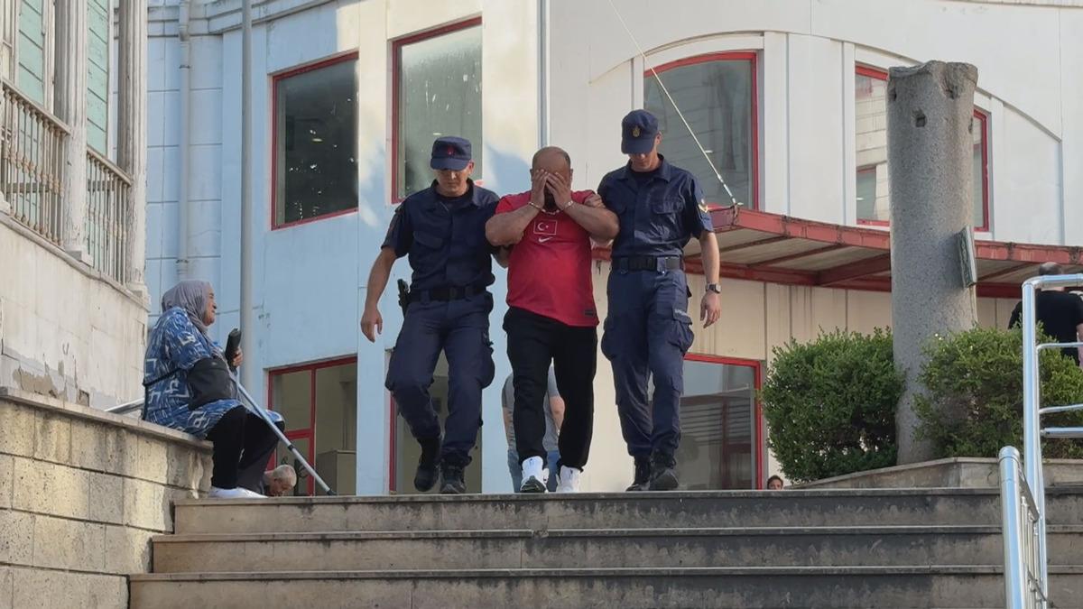 Tur teknesi köprüye çarptı, personel teknenin altında kaldı! Korkunç anlar kamerada 4
