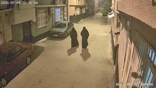 Biri kadın biri erkek çarşaflı iki hırsız yakayı ele verdi! Tanınmayacaklarını sandılar ama...