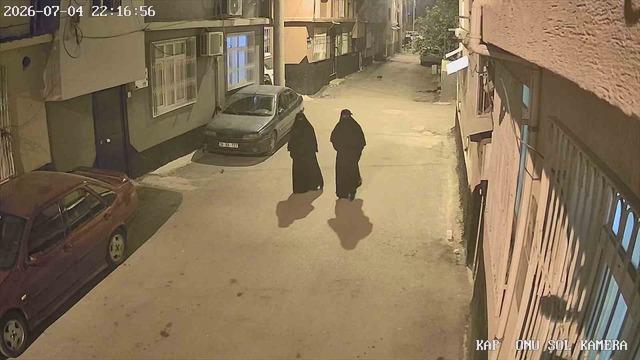 Biri kadın biri erkek çarşaflı iki hırsız yakayı ele verdi! Tanınmayacaklarını sandılar ama...