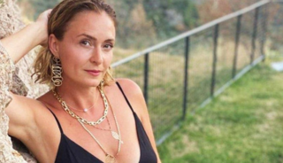 Beyaz bikinisiyle poz verdi! Fit haline beğeni yağdı